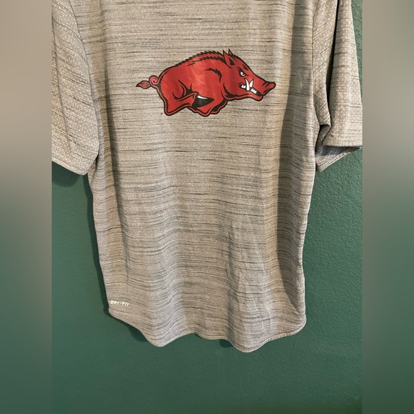 Nike Arkansas Razorbacks Size Small Men’s Dri-fit gray T-shirt - Picture 3 of 5